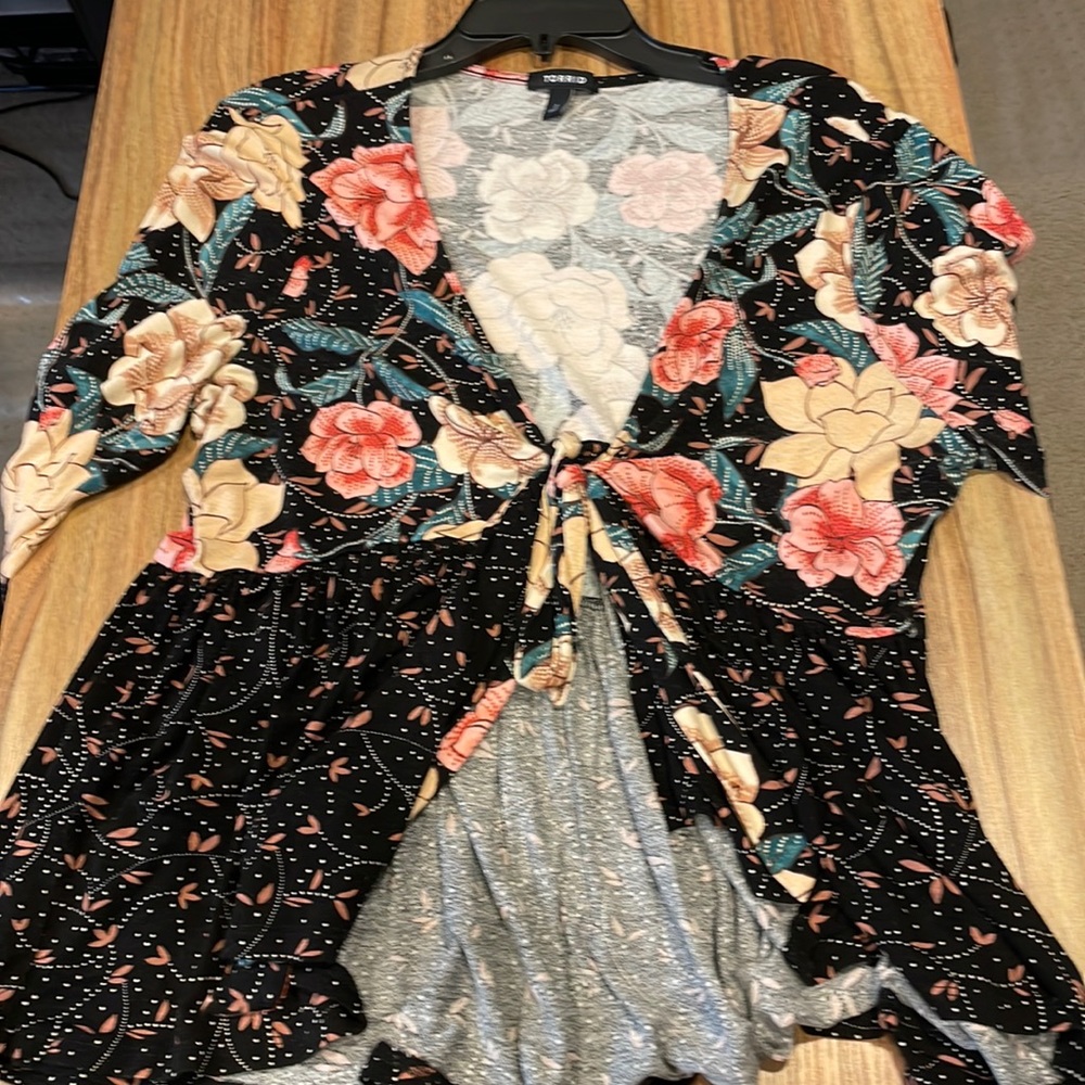 Torrid 3 quarter sleeve front tie shirt size 2!